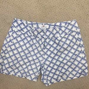 Vineyard Vines Women's Blue and White Patterned Shorts size 2